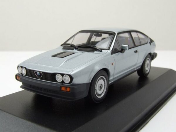 Maxichamps Modellauto Alfa Romeo GTV 6 1983 silber Modellauto 1:43 Maxichamps