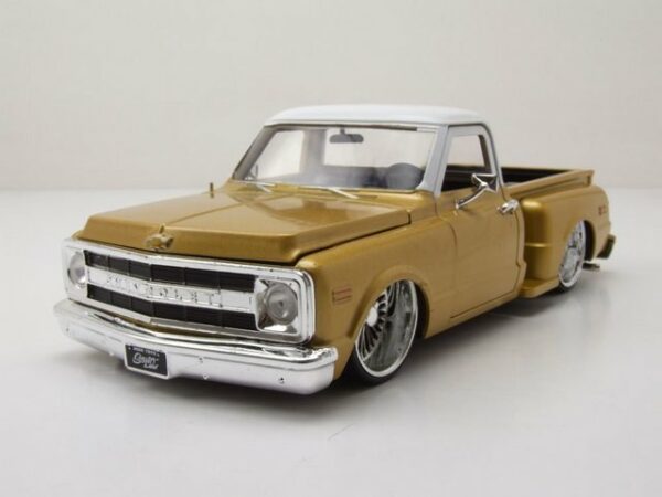 JADA Modellauto Chevrolet C-10 Stepside Lowrider Pick Up 1969 gold weiß Modellauto