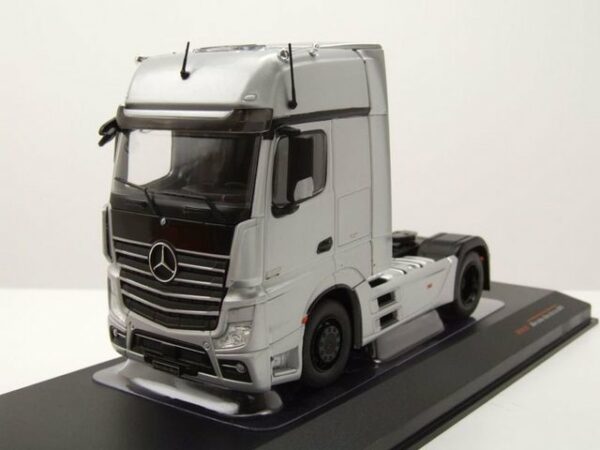 ixo Models Modellauto Mercedes Actros MP4 Zugmaschine silber schwarz Modellauto 1:43 ixo