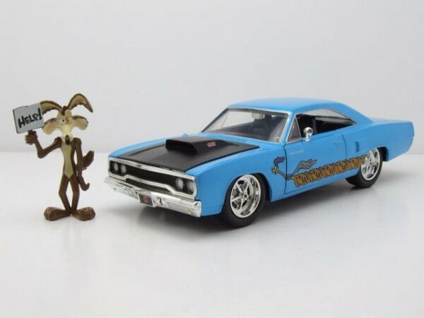 JADA Modellauto Plymouth Road Runner 1970 hellblau Looney Tunes mit Wile E. Coyote